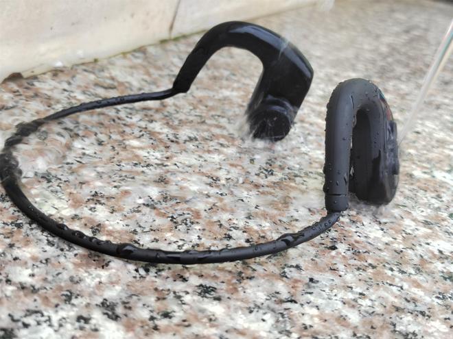 畅游水下 骨传导耳机助力游泳训练(图1)