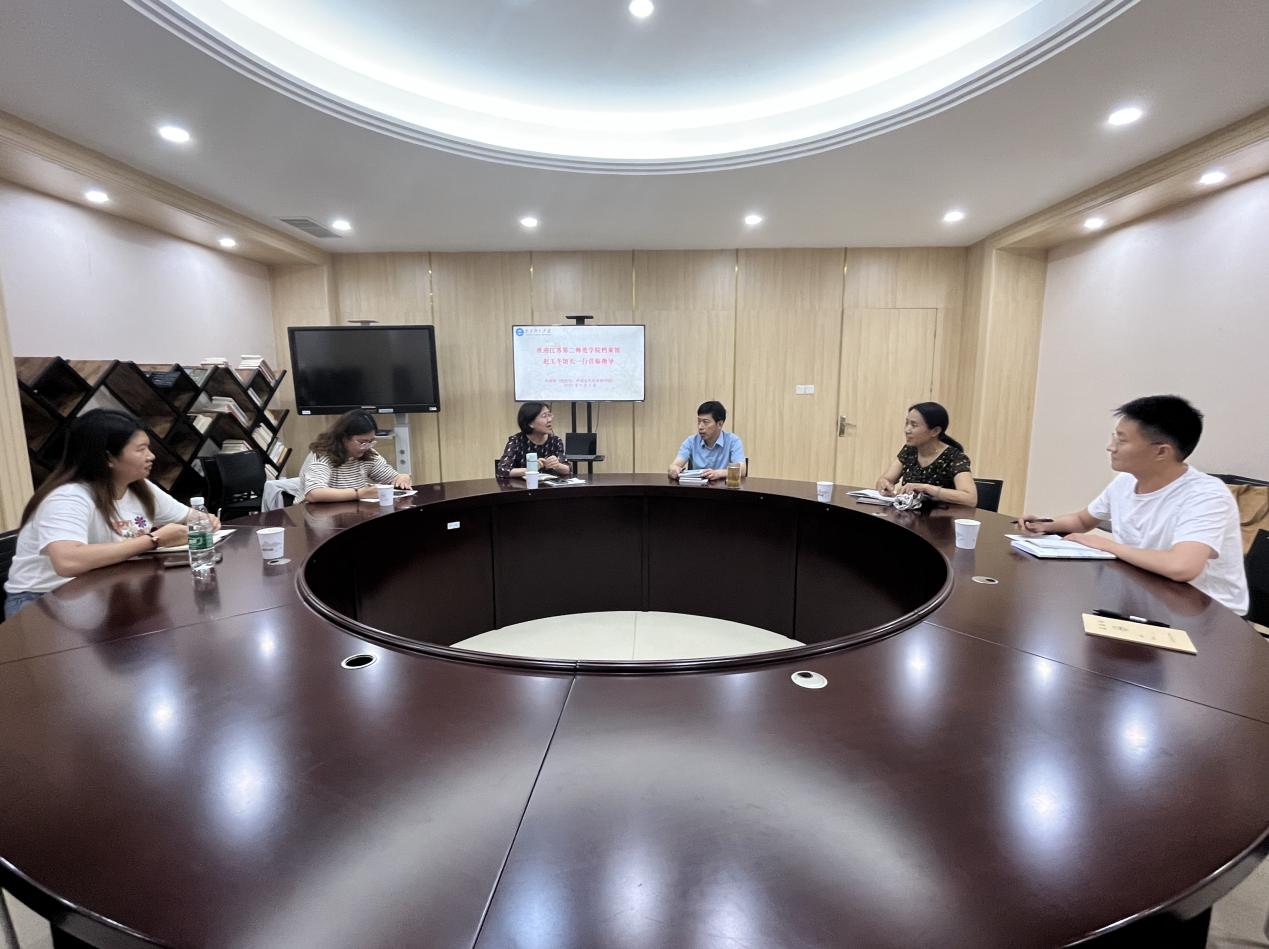 第一届现代奥林匹克运动会游泳比赛是在海里进行的。（)