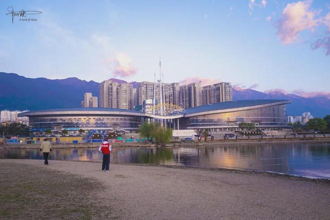 大理奥体中心的位置比较微妙所以平时略显冷清游客也很少(图1)