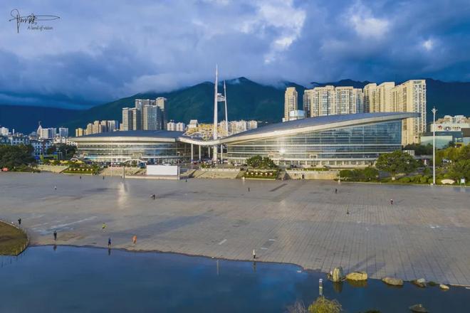 大理奥体中心的位置比较微妙所以平时略显冷清游客也很少(图2)