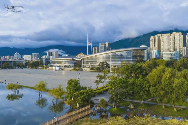 大理奥体中心的位置比较微妙所以平时略显冷清游客也很少(图3)