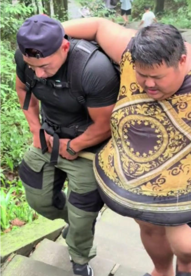 343斤网红爬峨眉山晕倒被抬下山专家:肥胖人群勿盲目爬山(图1)