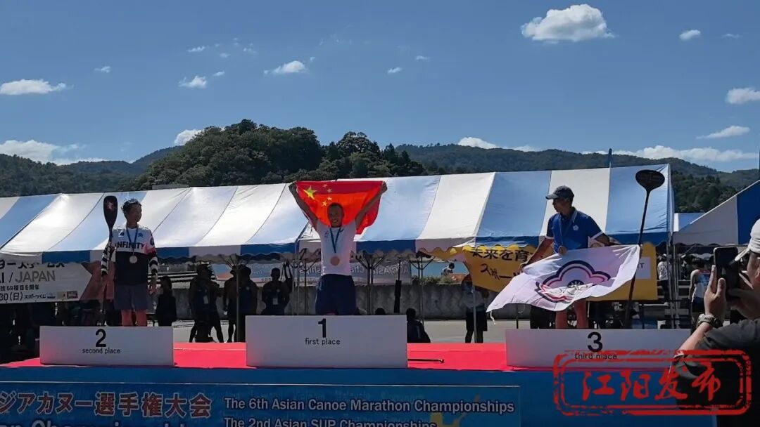 一金一银!泸州54岁“草根划手”勇闯亚锦赛(图1)