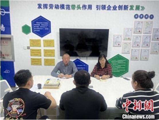 “神舟家园”牧民的跨界传奇:从羊倌夫妻到技术大拿(图1)