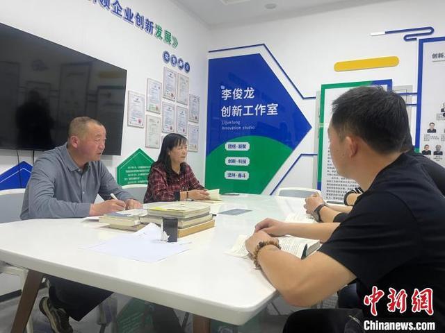 “神舟家园”牧民的跨界传奇:从羊倌夫妻到技术大拿(图3)