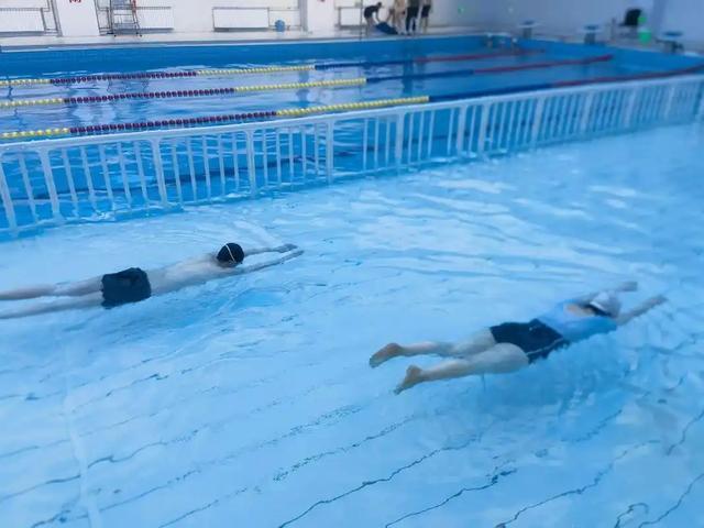 游泳装备进化史:从简陋工具到高科技产品(图1)