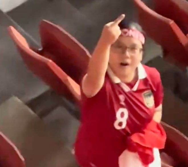 国足遇8万人魔鬼主场!印尼球迷当面辱骂中国球迷 多人竖中指挑衅(图2)