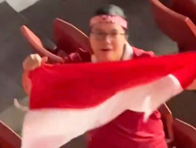 国足遇8万人魔鬼主场!印尼球迷当面辱骂中国球迷 多人竖中指挑衅(图3)