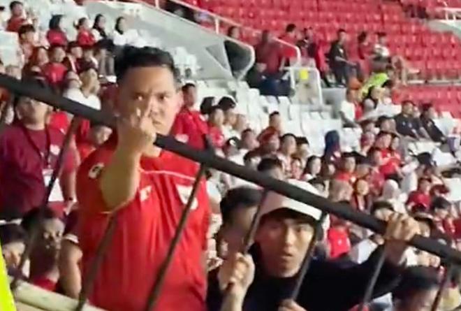 国足遇8万人魔鬼主场!印尼球迷当面辱骂中国球迷 多人竖中指挑衅(图1)