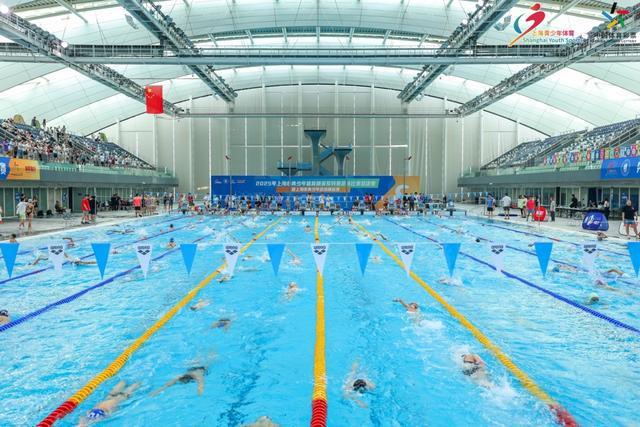 游泳全锦赛最先进的计时系统来了!上海市青少年游泳锦标赛一派热火朝天(图2)