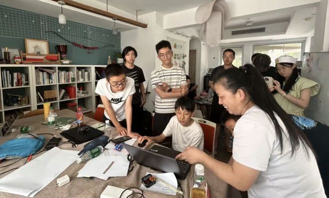 「传统教育」的船快沉了人们却还在挤「头等舱」(图1)