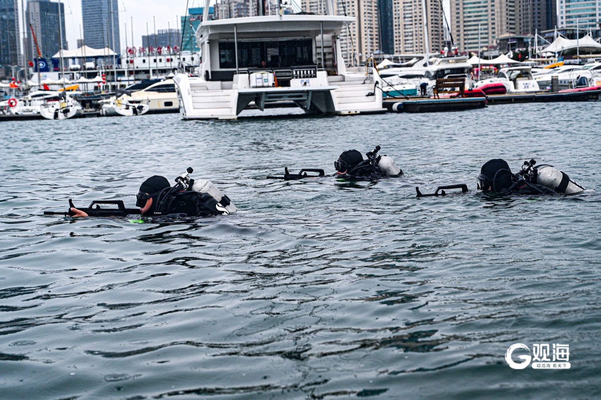水下是他们的“战场”!记者探访青岛特警蛟龙潜水队训练日常→(图3)