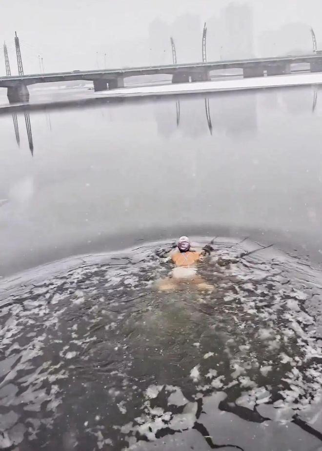 太原55岁女子大雪天冬泳:已学习游泳一年多冬泳后不怕冷了心肺舒畅身体轻盈有活力(图1)