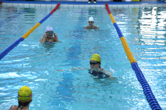 承德市第二届全民健身大赛游泳比赛落幕 全民乐享“水中狂欢”(图1)