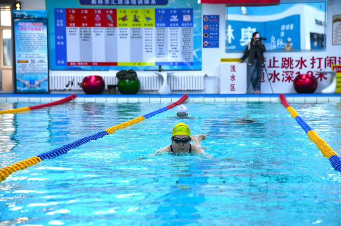承德市第二届全民健身大赛游泳比赛落幕 全民乐享“水中狂欢”(图2)