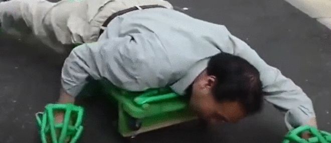 日本大爷的“奇葩发明”陆地游泳练习器 网友: 我们这要饭的都用(图1)