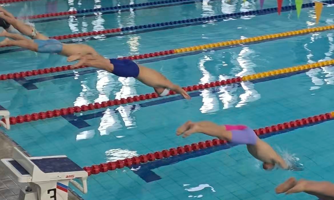 北京市体育传统项目学校游泳比赛举行