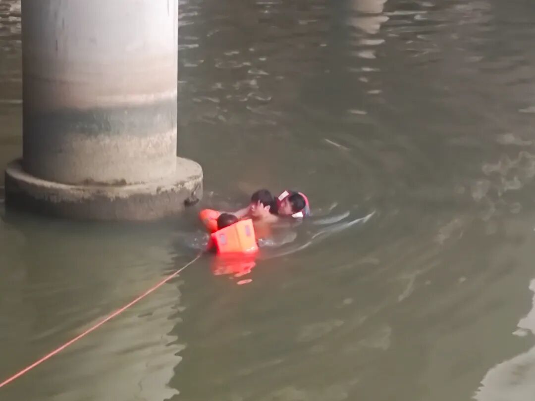 少年游泳被困河中央宜春民辅警果断跳下水:“别慌!有我们在!”(图3)